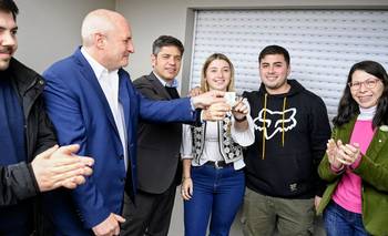 Con una inversión de $2.176 millones, Kicillof entregó 28 viviendas en General La Madrid | Axel kicillof 