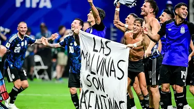 Una réplica de la bandera de Malvinas que exhibió la selección llegó a las islas Una réplica de la bandera de Malvinas que exhibió la selección llegó a las islas