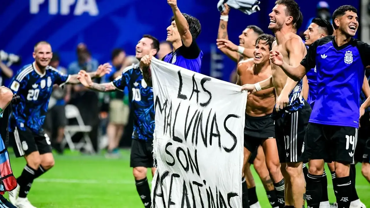 Una réplica de la bandera de Malvinas que exhibió la selección llegó a las islas