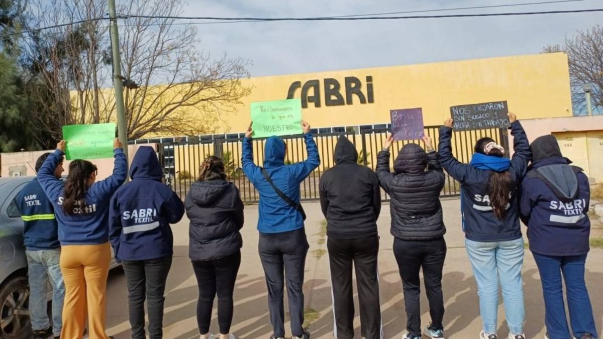 Una histórica empresa textil de Catamarca despidió a 80 trabajadores por WhatsApp