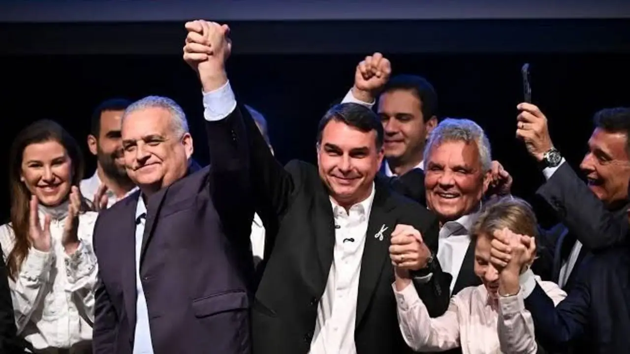 Sin conseguir acuerdos, Flávio Bolsonaro proclamó como candidato a vicepresidente a un hombre de su mismo partido