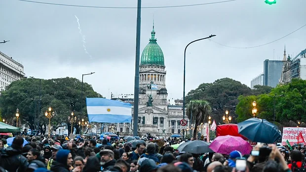 Doble protesta: las organizaciones se preparan para una movilización masiva al Congreso | Congreso