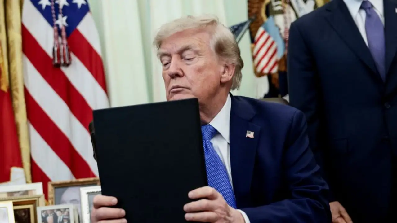 Trump anuncia medidas comerciales para competir con China en la energía solar y los chips