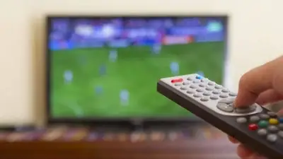 Persona ve fútbol en tv Persona ve fútbol en tv