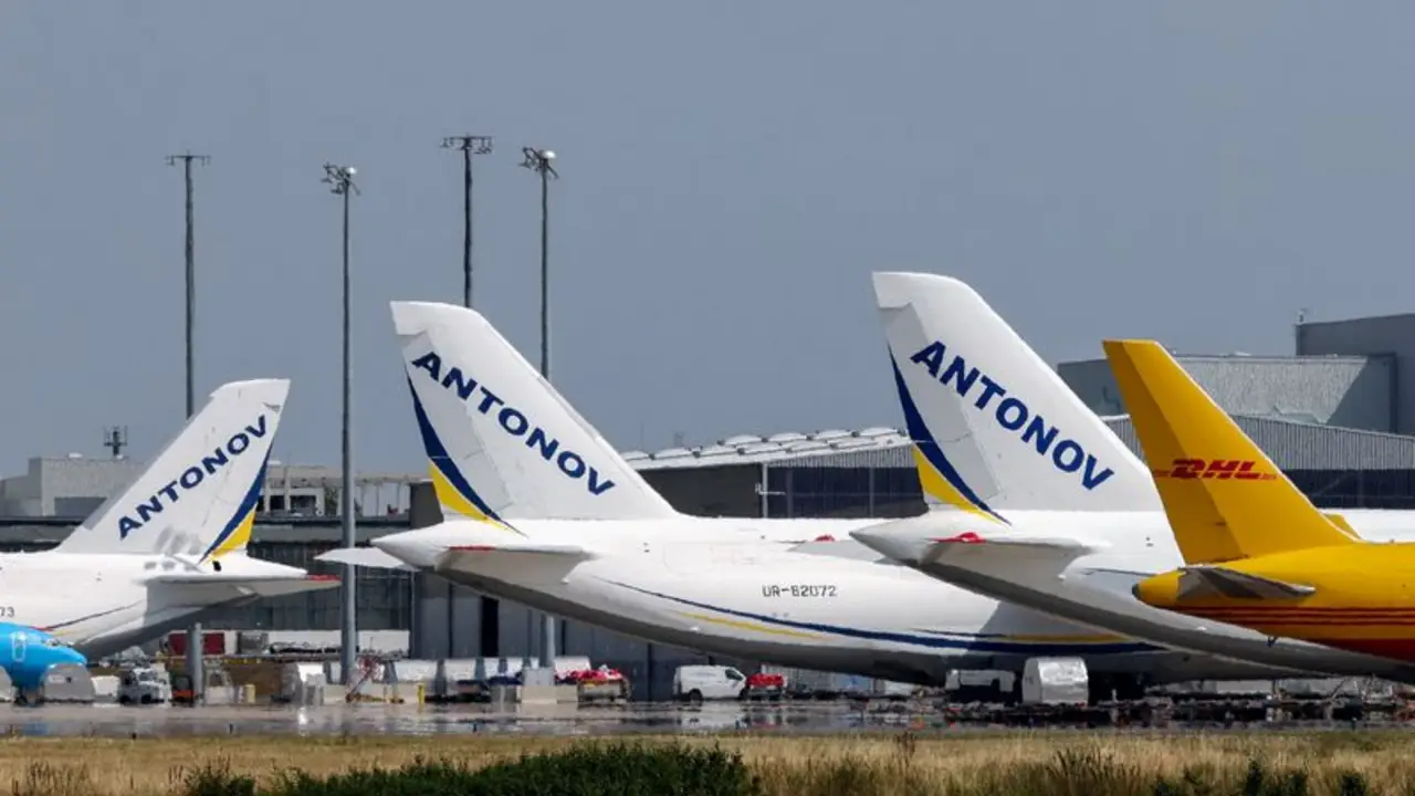 Un conductor de autobús derribó de un puntapié un dron explosivo en un aeropuerto alemán