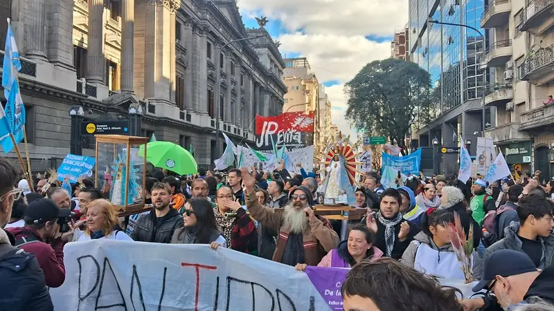 Por "paz, pan y trabajo", pero también contra las deudas de las familias que Milei ignora: una multitud reclamó en el Día de San Cayetano