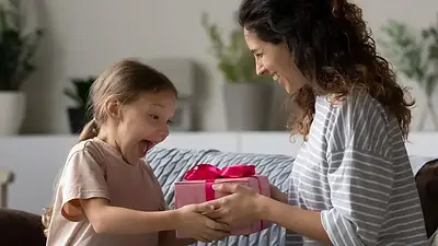 Niña recibiendo un regalo Niña recibiendo un regalo