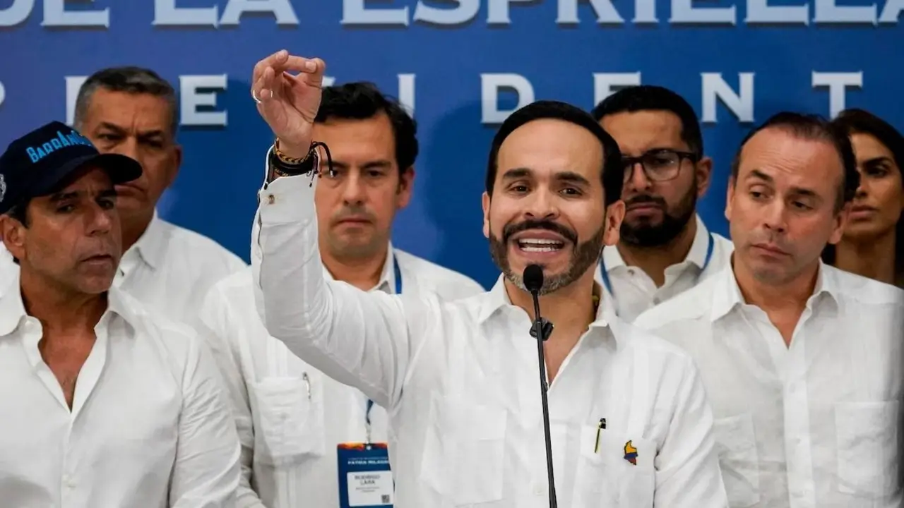 Colombia: De la Espriella montó una conferencia rodeado de los cadáveres de una banda narco