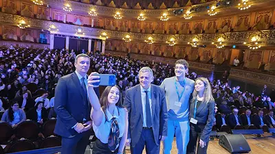 Becarios de Fundación YPF junto a Horacio Marín durante el encuentro por los 30 años. Becarios de Fundación YPF junto a Horacio Marín durante el encuentro por los 30 años.