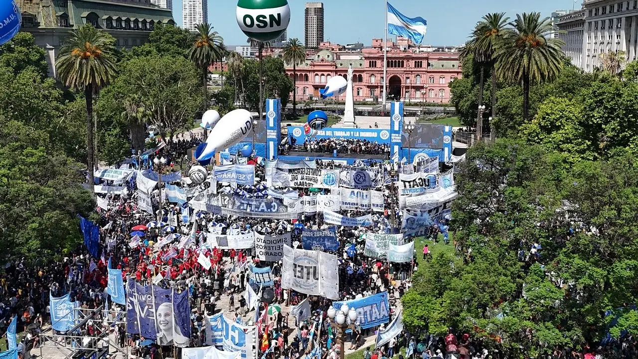 La CGT y las dos CTA vuelven a movilizar a Plaza de Mayo: cuándo y por qué es la marcha