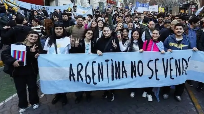 El electorado joven se aleja de Milei y puede inclinar la balanza electoral