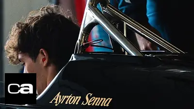 Oliver Bearman en el Lotus de Ayrton Senna. Oliver Bearman en el Lotus de Ayrton Senna.