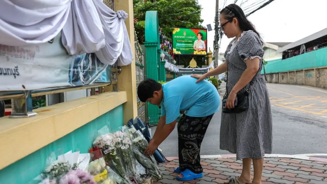 Un hombre dispara en una oficina de Tailandia mientras el país se repone de un tiroteo escolar