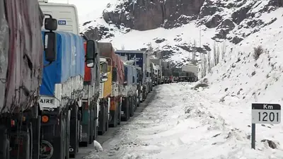"Dormimos en el camión": así viven los conductores varados en la Patagonia "Dormimos en el camión": así viven los conductores varados en la Patagonia