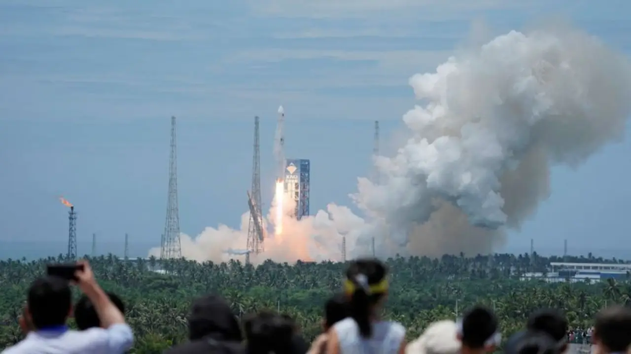 China afirma que el lanzamiento del cohete "Long March 7A" ha fracasado tras una anomalía en el vuelo