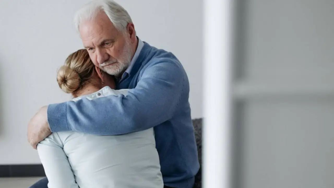 Padre abrazando a su hija.