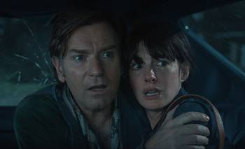 La extraña película de Anne Hathaway que nació de la obsesión por los dinosaurios | Cine