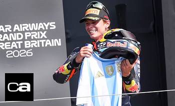 Perrone subió al podio en Moto3 y festejó con la camiseta argentina | Motociclismo