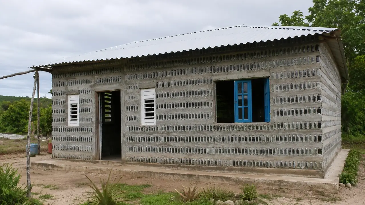 Casa con botellas recicladas