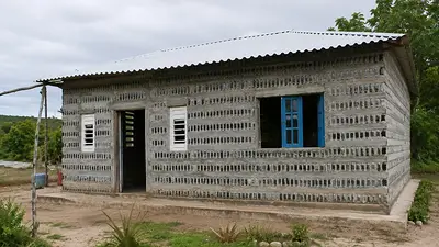 Casa con botellas recicladas Casa con botellas recicladas