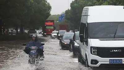 El sistema de tormentas del tifón Dolphin avanza tierra adentro y amenaza el centro de China El sistema de tormentas del tifón Dolphin avanza tierra adentro y amenaza el centro de China