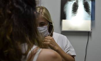 Qué tratamientos médicos no van a cobrar a extranjeros: la letra chica de la medida | Salud pública