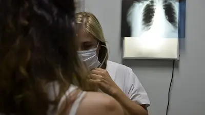 Qué tratamientos médicos no van a cobrar a extranjeros: la letra chica de la medida Qué tratamientos médicos no van a cobrar a extranjeros: la letra chica de la medida