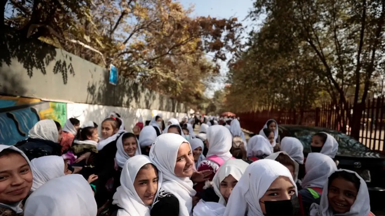 Talibanes han impedido que unas 2,4 millones de niñas afganas asistan al colegio desde 2021: Unesco