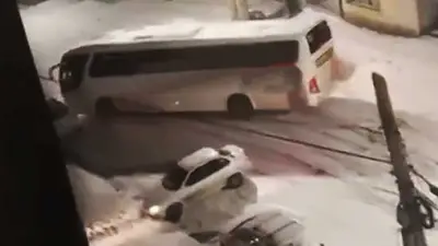 Un micro de egresados despistó y chocó siete autos en Bariloche en medio del temporal de nieve Un micro de egresados despistó y chocó siete autos en Bariloche en medio del temporal de nieve