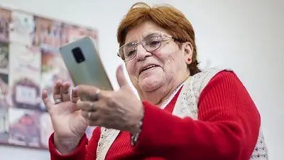 Jubilada usando el celular. Jubilada usando el celular.