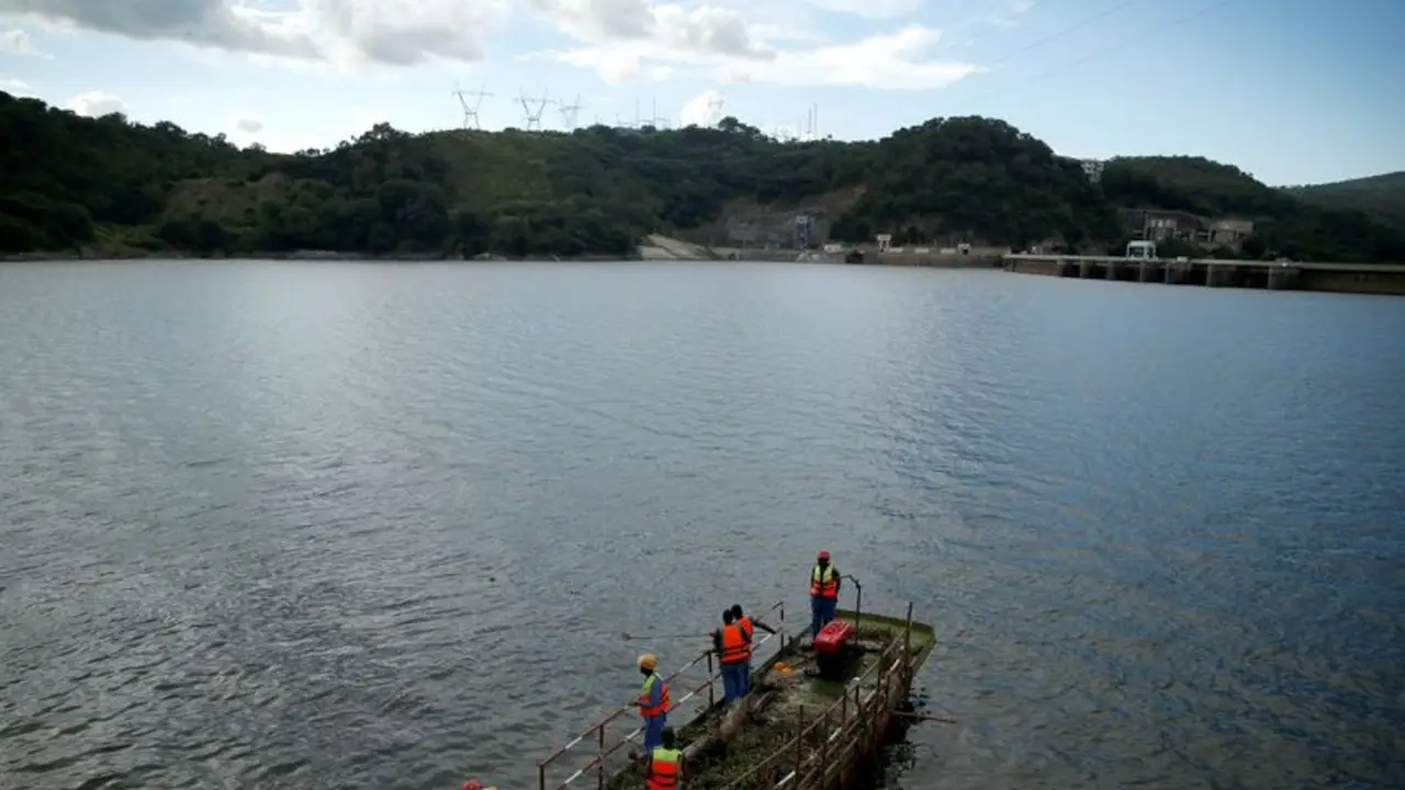 Al menos 15 muertos y 27 desaparecidos tras volcar un barco de pasajeros en Zimbabue