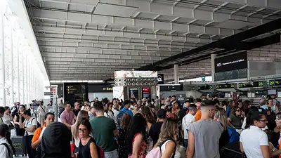 La ceniza del Etna prolonga el cierre del aeropuerto de Catania y complica el turismo en Sicilia La ceniza del Etna prolonga el cierre del aeropuerto de Catania y complica el turismo en Sicilia