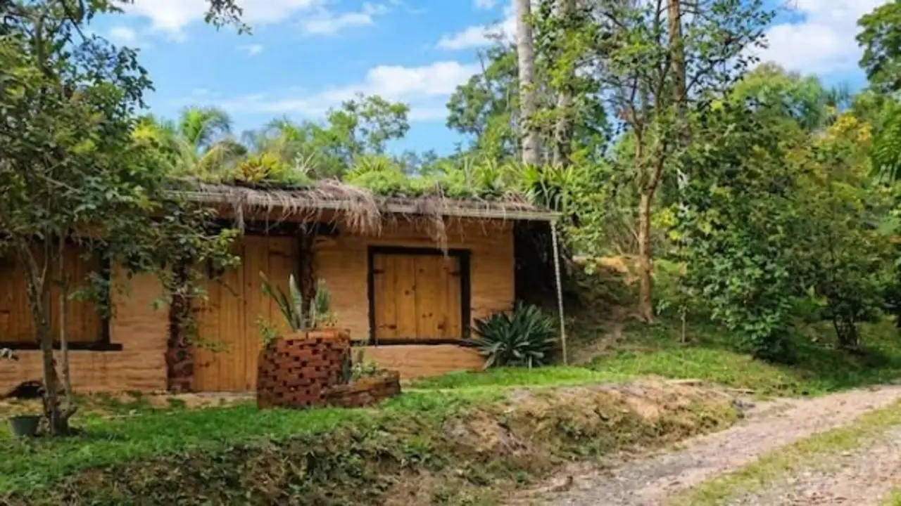 Construyó su propia casa con bolsas de papas y tierra: la fascinante obra sustentable en el sur de Brasil