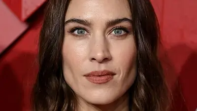 Corte de cabello para mujeres +50 con cara alargada. Corte de cabello para mujeres +50 con cara alargada.
