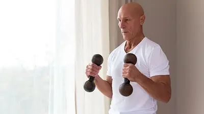 Hombre hace ejercicio. Hombre hace ejercicio.