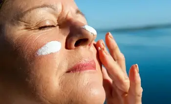 Los 3 protectores solares que conviene tener en cuenta después de los 60 | Moda