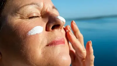 Mujer aplicandose protector solar. Mujer aplicandose protector solar.