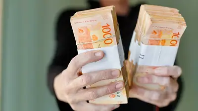 Dinero. Dinero.