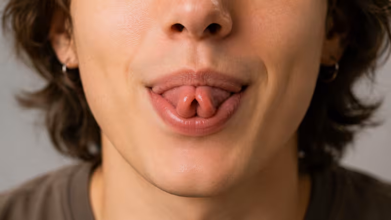 Persona doblando la lengua.