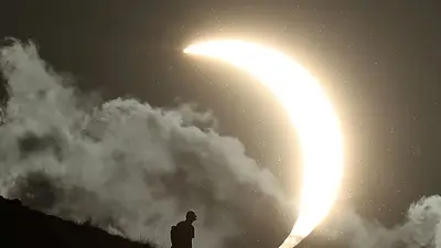 El eclipse solar total deslumbra a millones de personas en España e Islandia El eclipse solar total deslumbra a millones de personas en España e Islandia