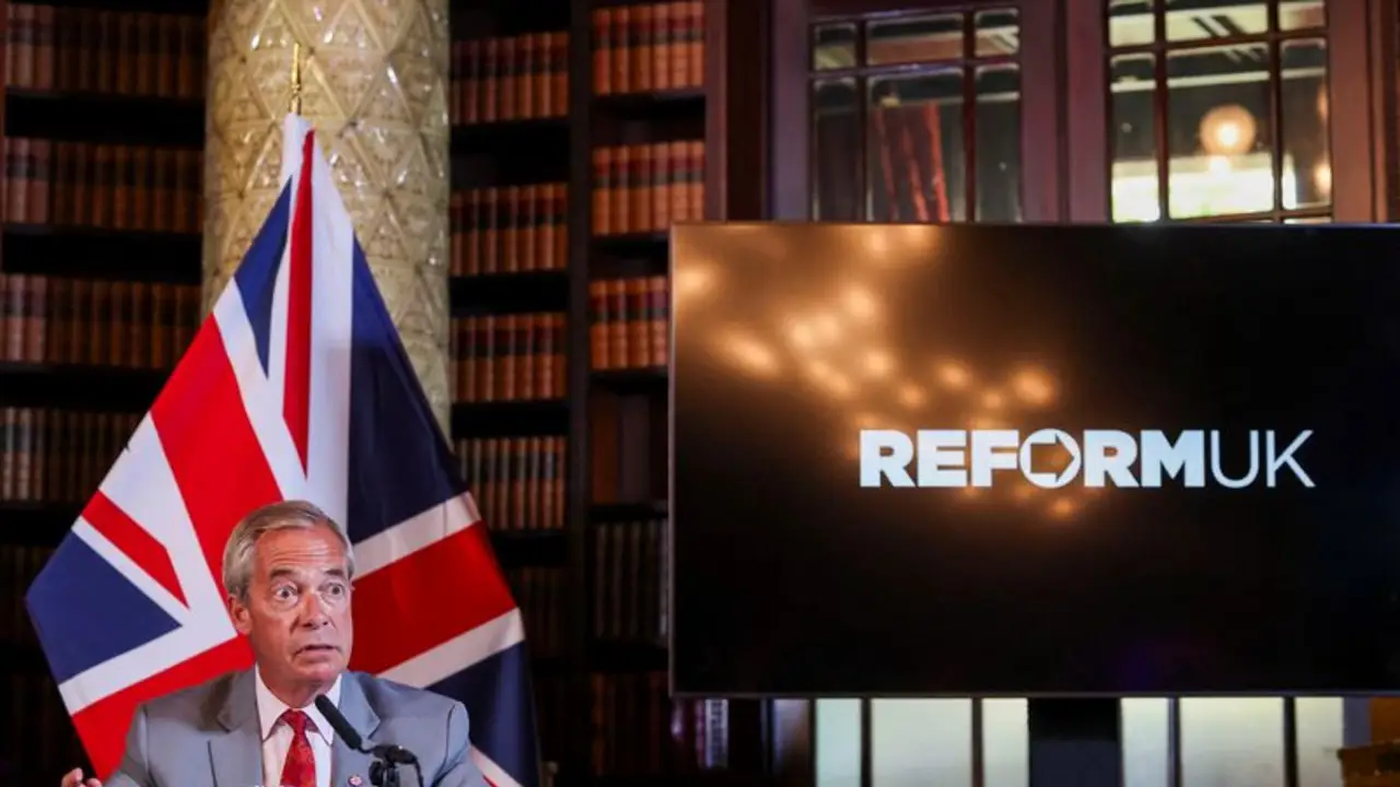 El ultraderechista británico Farage se enfrenta al Conde Cubo de Basura para revalidar su escaño