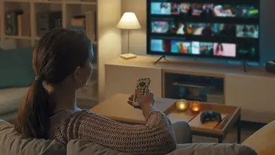 Mujer ve televisión Mujer ve televisión