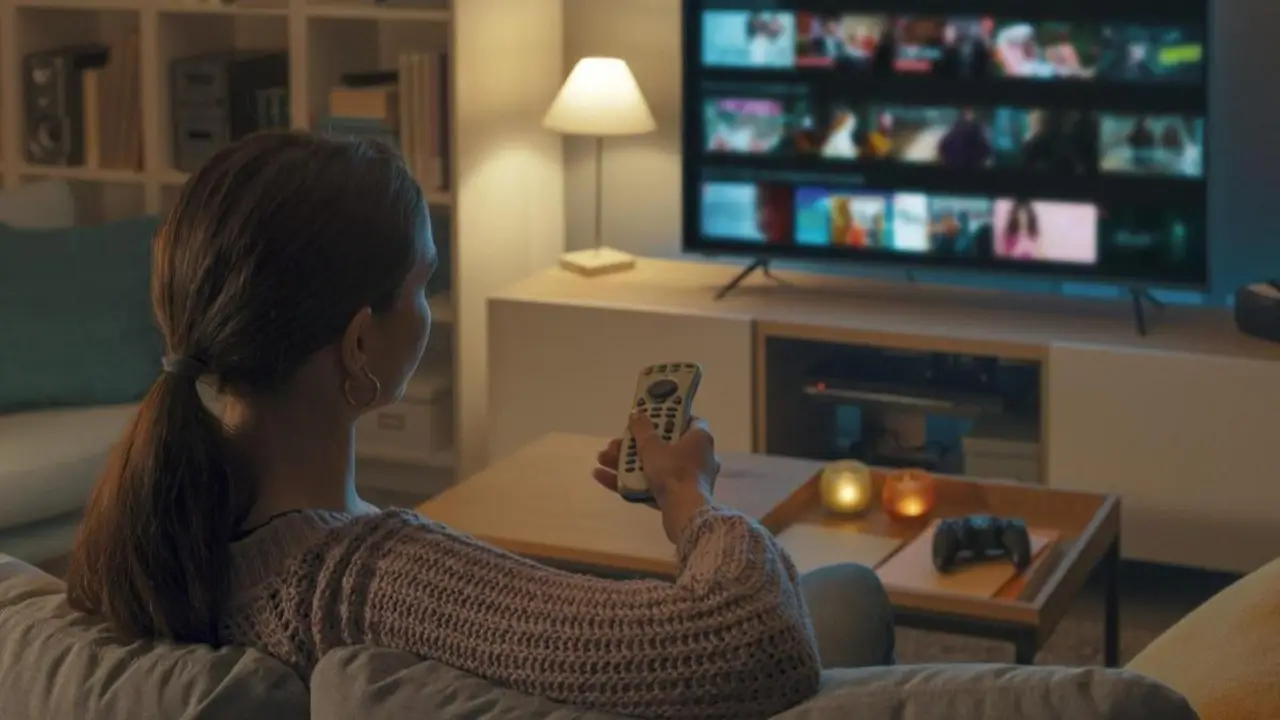 Mujer ve televisión