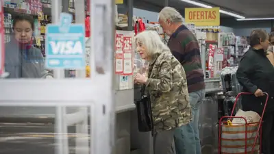 Jubilados en el supermercado. Jubilados en el supermercado.