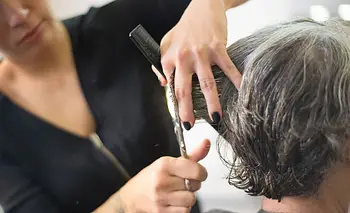 Los dos peinados que ayudan a disimular las canas con elegancia después de los 50 | Belleza
