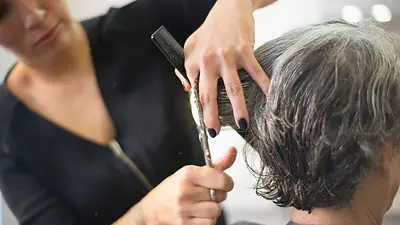 El rodete bajo y las vinchas anchas son dos peinados ideales para mujeres mayores de 50 que buscan un look elegante y una transición natural de las canas. El rodete bajo y las vinchas anchas son dos peinados ideales para mujeres mayores de 50 que buscan un look elegante y una transición natural de las canas.