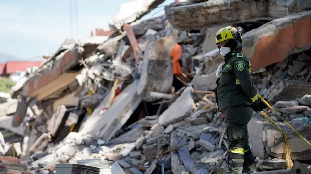 "Rescate", el veterano voluntario que busca víctimas entre los escombros tras el terremoto en Colombia