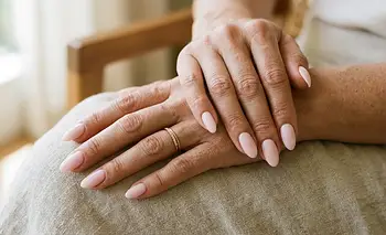 3 colores de uñas acrílicas para las de 40 y 50 años | Belleza
