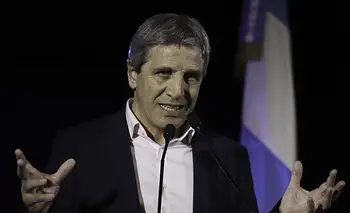 Caputo anunció préstamos en dólares para empresas y negó ayuda a familias endeudadas | Crisis económica