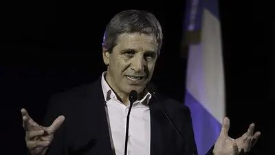 Caputo anunció préstamos en dólares para empresas y negó ayuda a familias endeudadas Caputo anunció préstamos en dólares para empresas y negó ayuda a familias endeudadas